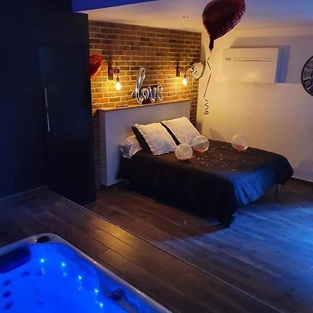 Chambre Romantique Avec Spa Privatif Ferriere-la-Grande Exterior foto